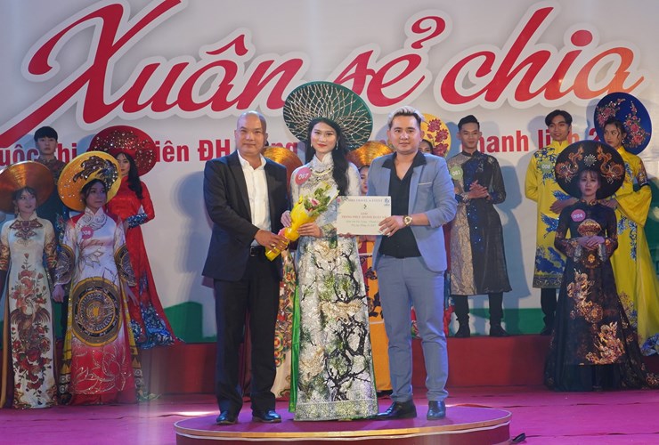 Sinh viên thanh lịch UDA 2021: Phần thi trang phục áo dài